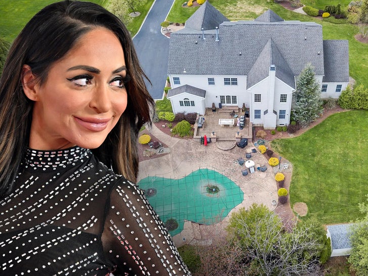 9434be98b05b4fc7951e101e428e8efe_md Angelina Pivarnick's New Jersey Home