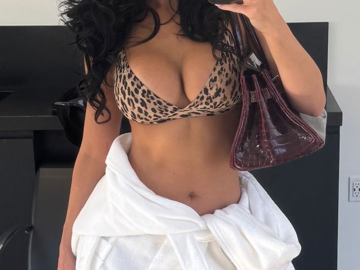 94c54401710c48e6a455df04b91d0aeb_md Sexy Stars In Animal Print Swimwear