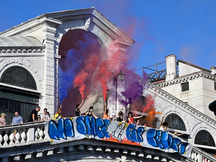 94fe9e2653264d879aca71a2fd00c16c_md Protests Erupt in Venice Day After Jeff Bezos and Lauren Sánchez’s Wedding