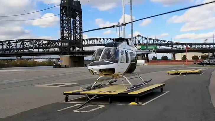 95e1476c18c24e72a7e73a85079b6844_md 041225_nyc_helicopter-kal