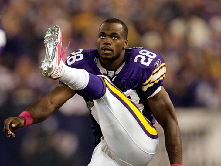 9699a057cd675eb89ec1ca667bbec8f7_md-2 Adrian Peterson On The Field