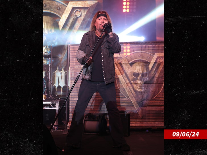 96c41ee0c4384fb0b4419a1c6b418d0d_md-1 vince neil motley crue