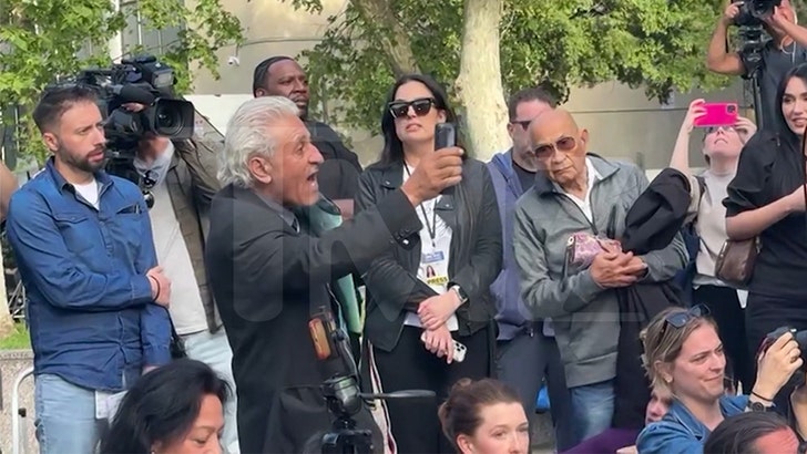 97001761902c49c2b06ce31b9d7037a8_md menendez-presser-heckler-kal-05-13-2025