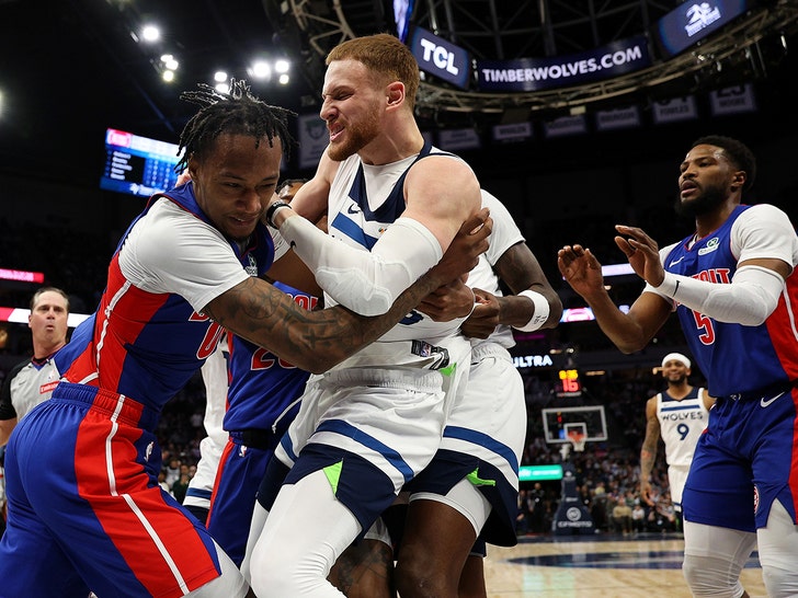 9771f0b9b0884078ad91b186fe33dc69_md Ronald Holland Donte DiVincenzo brawl