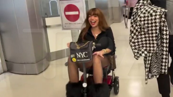 992412c0e5ea425796bb12839db7a881_md-2 021525_wendy_williams_airport-kal