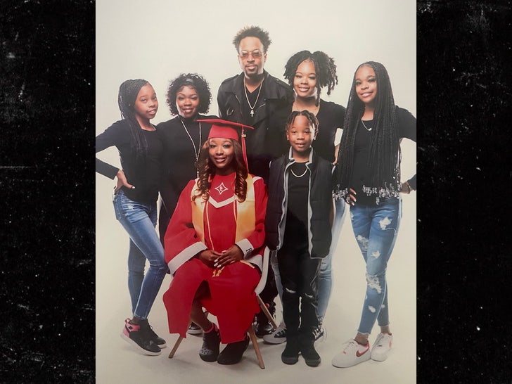 993b5329fe6341c896e7f0457e3c5b61_md dj unk family photo facebook sub