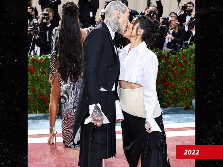 0505-Kardashian-Jenner-Met-Gala-Looks-Through-The-Years-Sub3-date-swipe