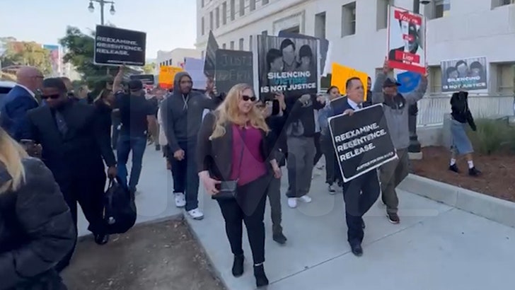 999b9814cca74d0f87ff428b52257193_md 032025_menendez_supporters_marching_kal