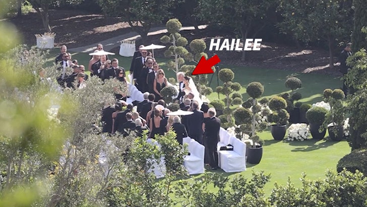 999e390f71de4d329d52cba2c9c17382_md hailee-steinfeld-josh-allen-kal-05-31-2025