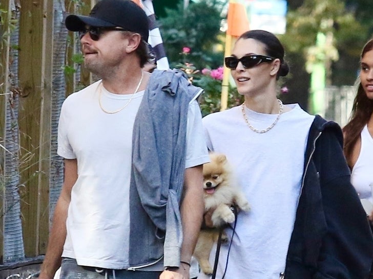 9a5d68648f75414ca48a3845235799fb_md 1022-Leonardo-DiCaprio-and-Vittoria-Ceretti-NYC-Puppy-Walk-SUB-1
