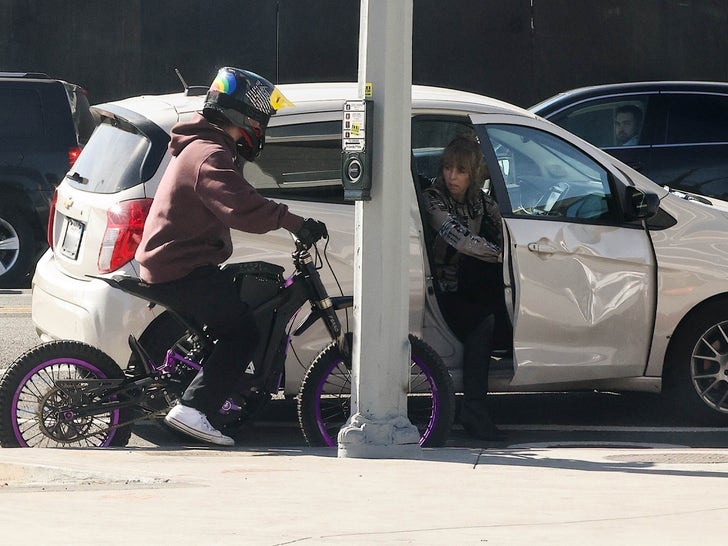 9f3556096a1d4c3aaf08b921152ac994_md 0124-Pax-Jolie-Pitt-Ebike-Crash-photos-PRIMARY-3