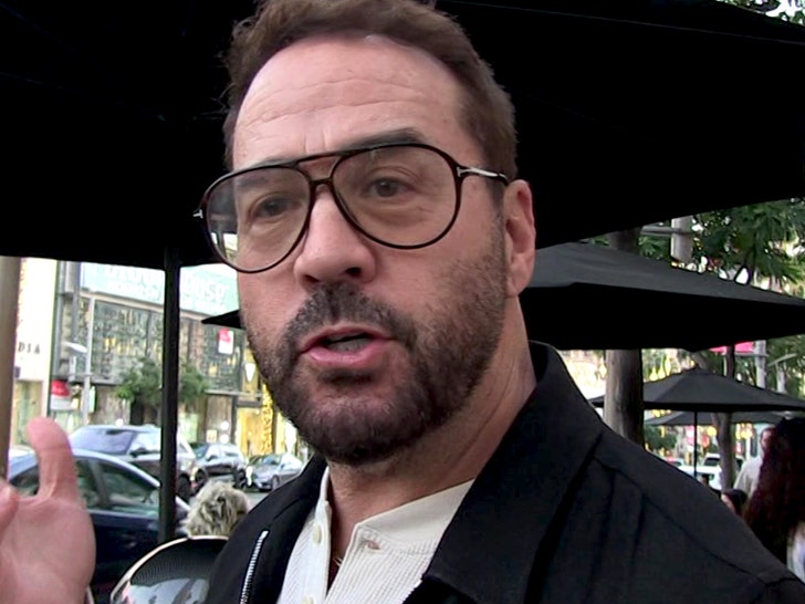 a18ee0bc46864d35a60c8e1085edc897_md Jeremy Piven