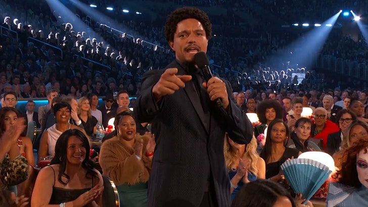 a2c26dd817d545c9ab3cd6f357b2057e_md 020325_trevor_noah_shakira_kal