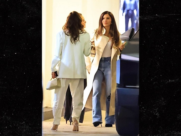 a36cfa03ed584f00b2d0d33af0caae73_md Eva Longoria Lauren Sanchez