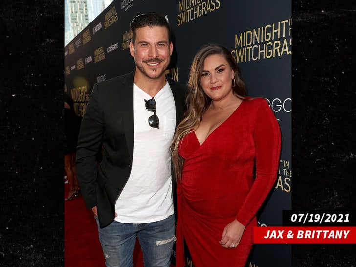 a5410c6eafce45329ede484201f2bd72_md brittany cartwright jax taylor