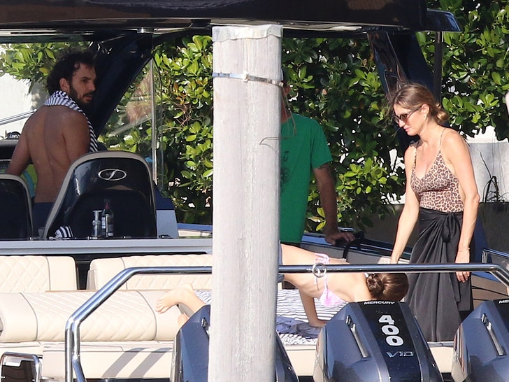 a7bd6557444d459c813163bcf2d01a88_md gisele Bündchen, Vivian Lake, and Joaquim Valente