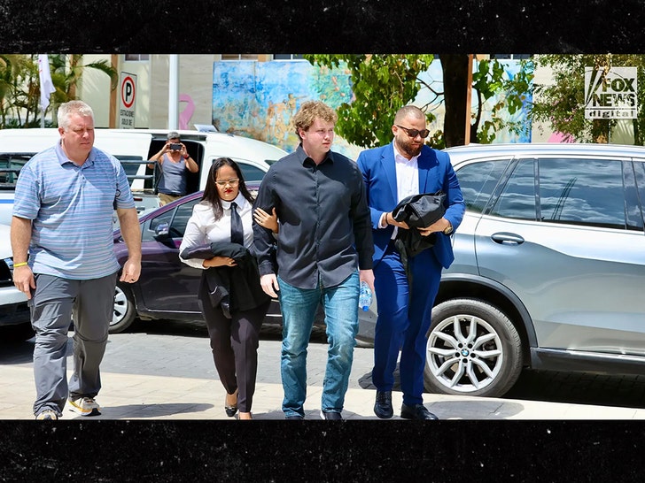 a83596eb1a8e40bca5bd7be8e3aa90b8_md josh riibe arriving to court
