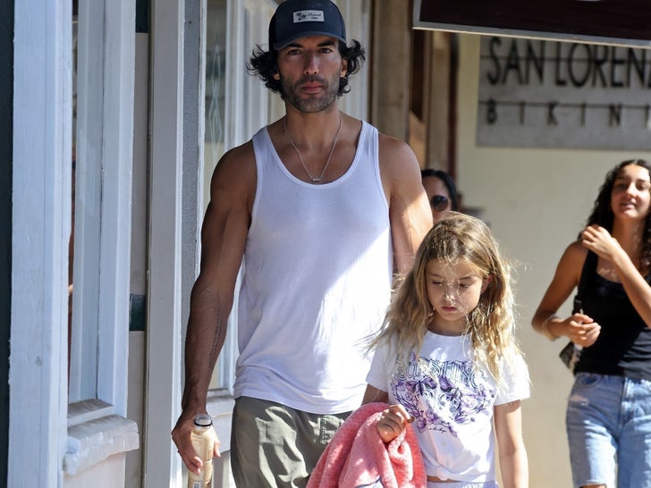 aa6950c178eb40f1bfc86e65ea53bb5e_md 0217-Justin-Baldoni-Kids-Hawaii-SUB-3