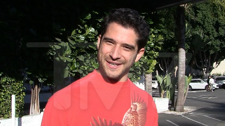 aaca061fd4b4441b9a2775d09818dafd_md 120324_tyler_posey_kal