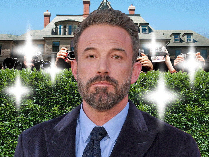 ac847c0dcb6a4ceda6426db010ade5b2_md ben-affleck-home-shrubs-paparazzi-main-getty