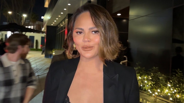 acfa3983bd454e3b8bf91ecf1352d9ec_md 020425_chrissy_teigen-kal