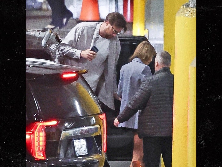 af03c924646544c1b66d05578c94967a_md taylor swift travis kelce backgrid sub