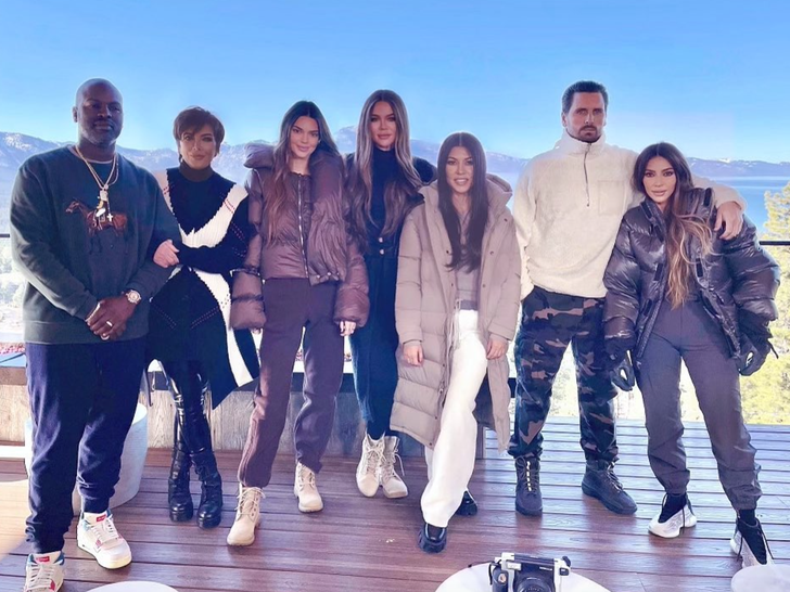 af0b664da3704af2b320cce3aff1700d_md Kardashian Family Photos