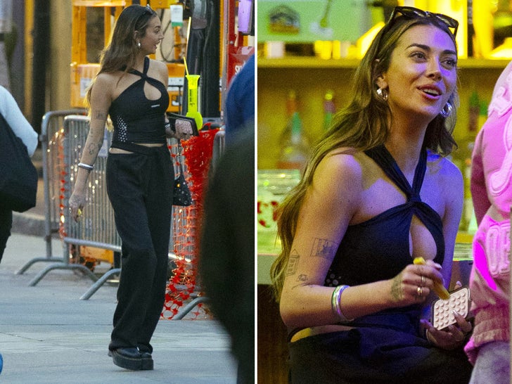 b07315ffda5b49aea803511d2614ae68_md Brianna 'Chickenfry' LaPaglia Strolling Down Bourbon Street