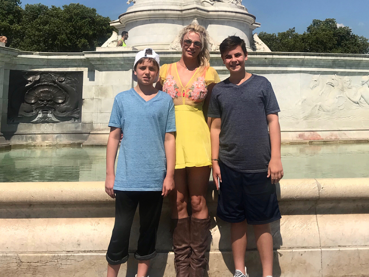 b0bea95cb1334bbe921f202d7dc555d5_md Britney Spears' Family Photos