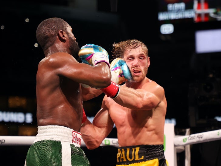 Floyd Mayweather vs . Logan Paul -- Fight Photos
