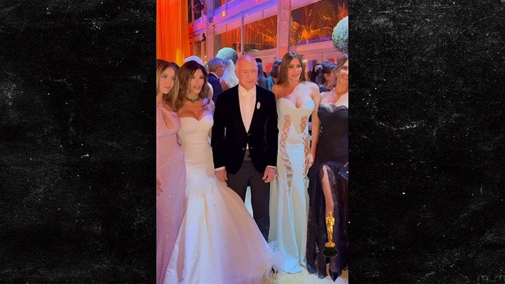b2b760db47014071896a588784d09252_md 030125-jeff-bezos-sofia-vergara-kal