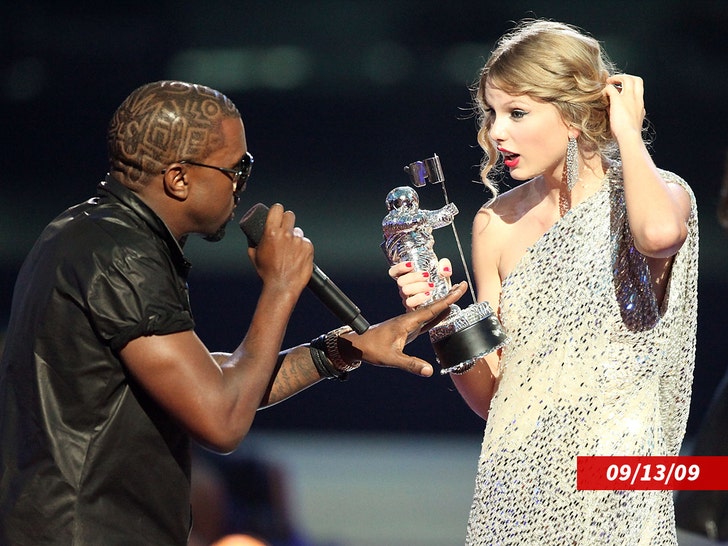 b309e74ae941473fa2bee1fb10329de3_md kanye west taylor swift grammys