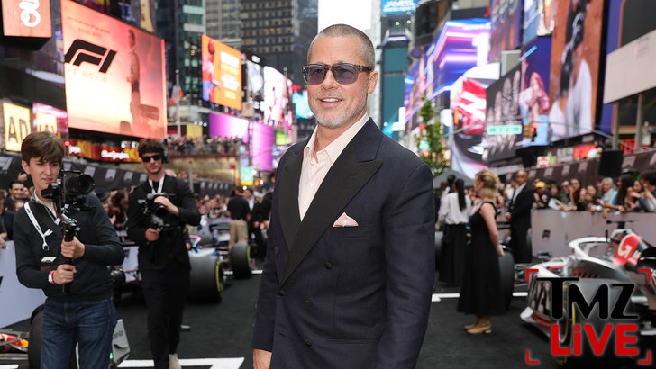 b545bf67e0ab45c0a834560161abb42b_md brad_pitt_japan_kal
