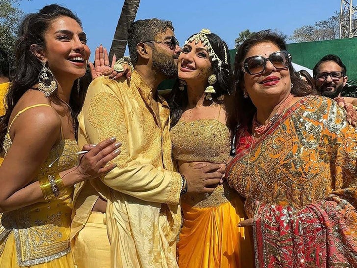 b699dcf511c7415280fe43b4883de448_md 0210-priyanka-chopra-nick-jonas-family-wedding-india-sub1_720