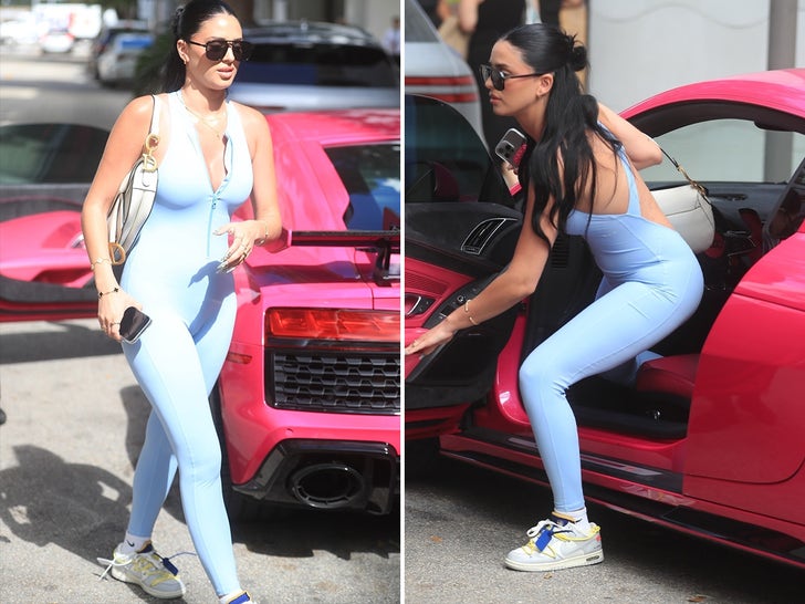 b819d985554f45749f525557092dee54_md Camilla Araujo Flaunts New Pink Audi While Shopping In Sexy Shapewear