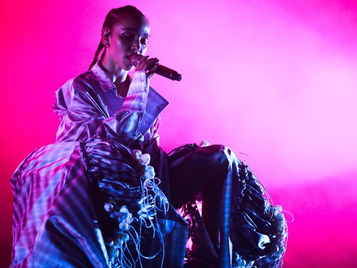 b83d396a24c54b43908dc45e014f9011_md FKA Twigs Performance Pics
