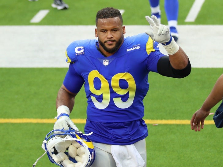 bb26afa6589344ca996eab9f340015e1_md Aaron Donald On The Field