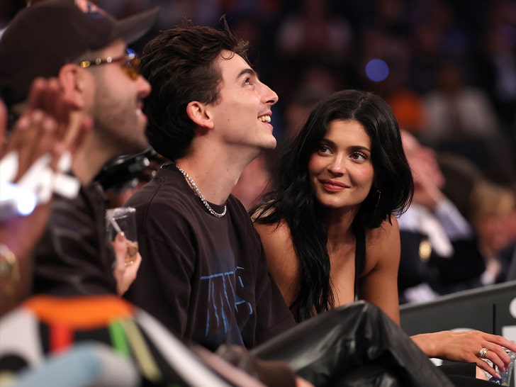 bb63956a284042c485ef0fa14d6419a9_md Celebs Pack Madison Square Garden for Knicks vs. Celtics Game 4