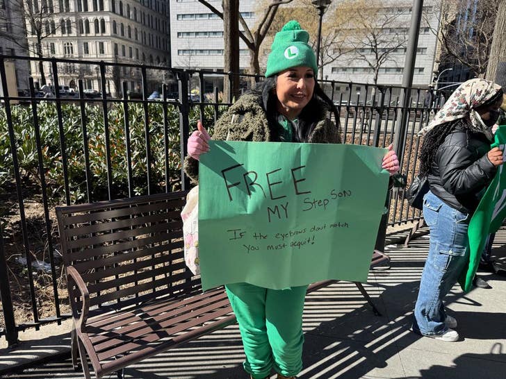 Luigi Mangione -- The  Scene Outside Court