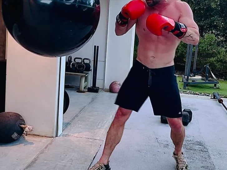 bda4a502bde04e5cb961284e59fb56a5_md Celebrity Workout Bods -- Guess Whose Gym Selfie!