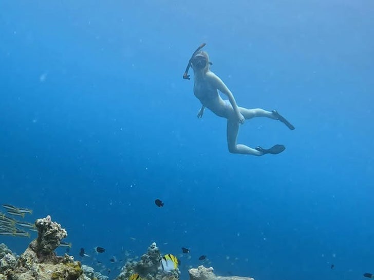 bdb7a2330dd04e8d8034ea12c388d6cd_md 0127-sophie-turner-girls-trip-maldives-photos-primary-3