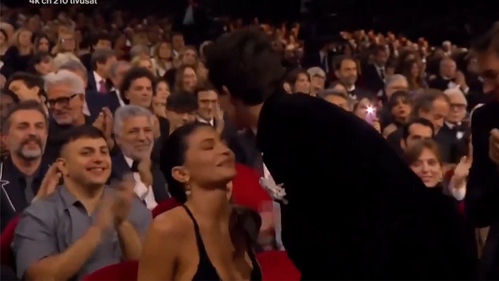 be6193e5ff5947599549fa71393e8e1d_md kylie-timothee-kiss-fail-kal-05-08-2025
