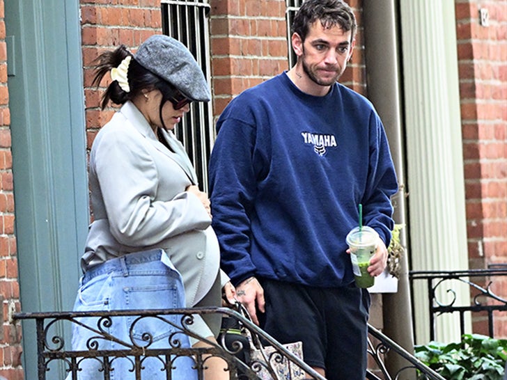 0519-Cassie-Ventura-Pregnant-With-BF-SUB-1