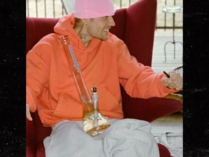 bedbc759d9d0442e9e99379b5faf35b2_md Justin Bieber Smoking and Recording Music In Iceland