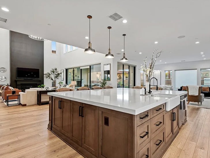 bedcc198af5a4789b746218d6848856e_md 0128-Derek-Fisher-Gloria-Govan-Bball-Kitchen