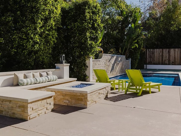 bf21d684b0f14b809025330525f4ce23_md 1220-Jojo-Siwa-Tarzana-House-Sale-Sub2