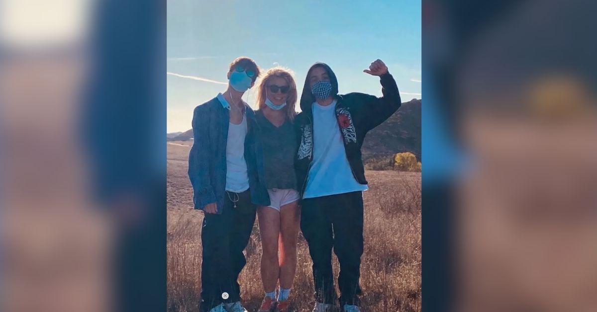 britney-spears-stood-over-sons-with-a-knife-1760470901040 Photo of Britney Spears and sons