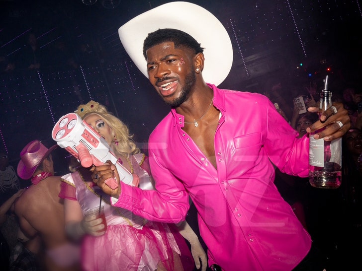 c1694e522f3241e7b0e6423cad55da16_md lil nas x partying for his birthday 2
