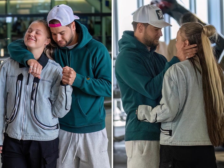 c2abc428a1684403a4254d57cee372a1_md JoJo Siwa and Chris Hughes Reunite at Airport