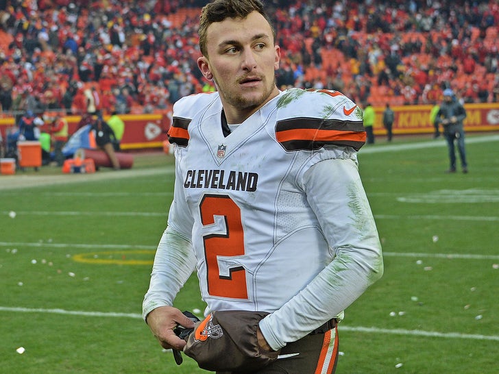 c356ad0efd034333a55d02a89391f72d_md Johnny Manziel -- On The Field
